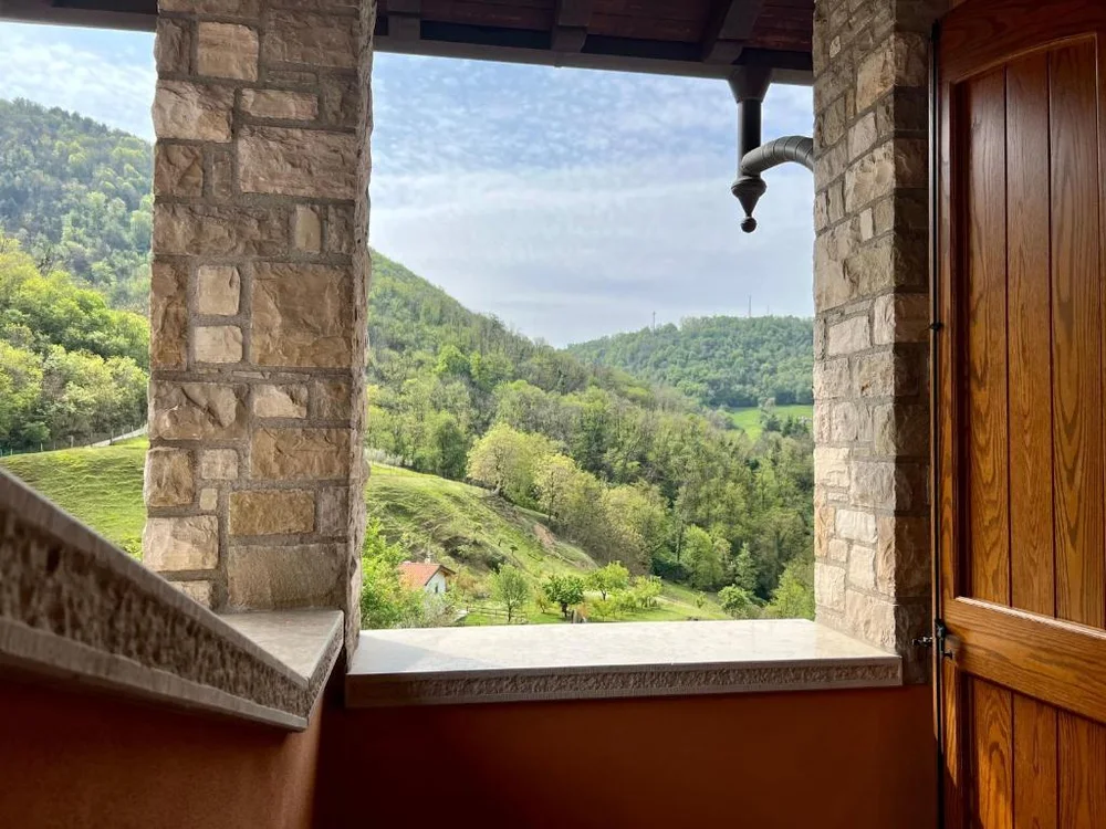 Scorcio della struttura Holiday Homes Viadanica e delle colline