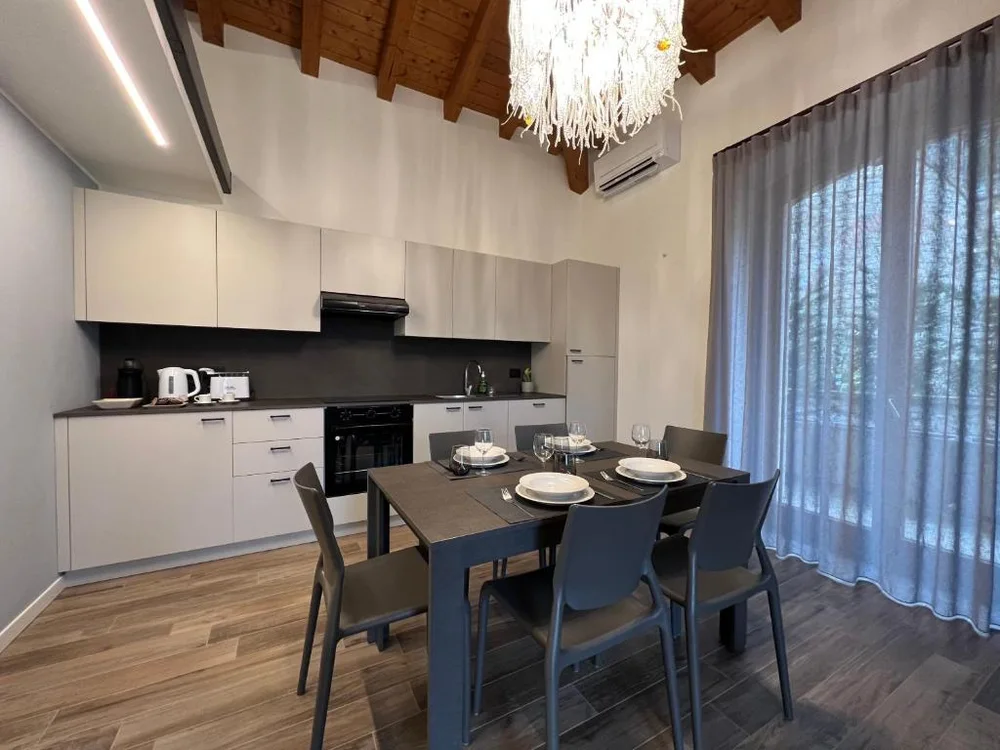 Cucina e zona pranzo del bilocale Holiday Homes Viadanica